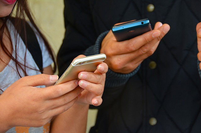 Mobilné telefóny nám slúžia už viac ako 35 rokov Mobilné telefóny nám slúžia už viac ako 35 rokov